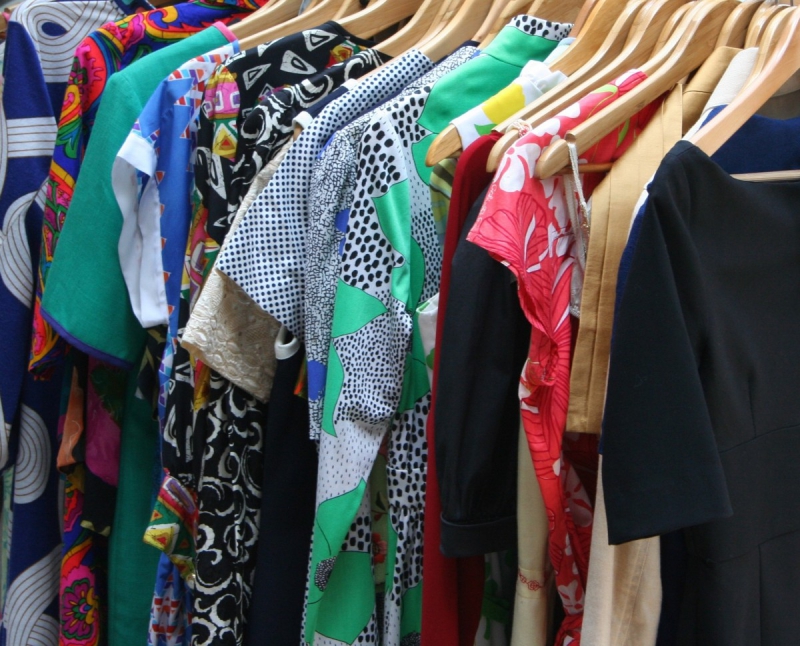 magasin-STE MAXIME-min_dresses_apparel_clothing_clothes_clothes_hangers_wooden_hangers_retail_shop_closet-1149845