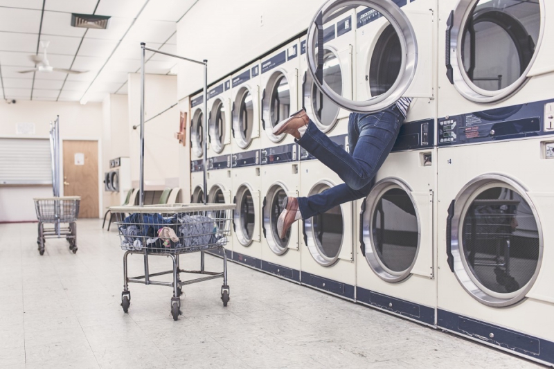 magasin-STE MAXIME-min_laundry_washing_machines_housewife_household_laundry_shop_woman_funny_accident-946996